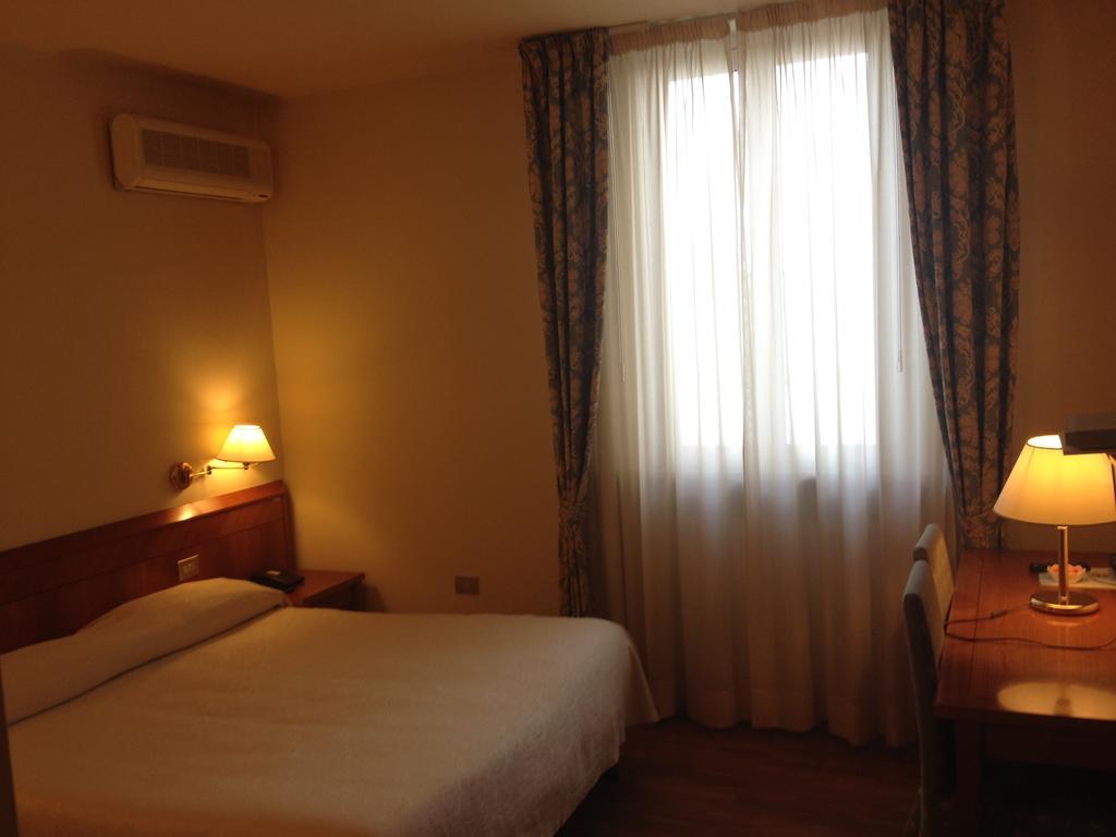 Hotel Cristallo Fano Quarto foto